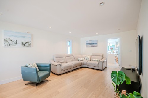 10280 Hollywell Drive, Richmond, BC - Indoor Photo Showing Living Room