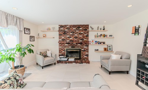 10280 Hollywell Drive, Richmond, BC - Indoor Photo Showing Living Room With Fireplace