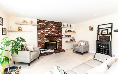 10280 Hollywell Drive, Richmond, BC - Indoor Photo Showing Living Room With Fireplace