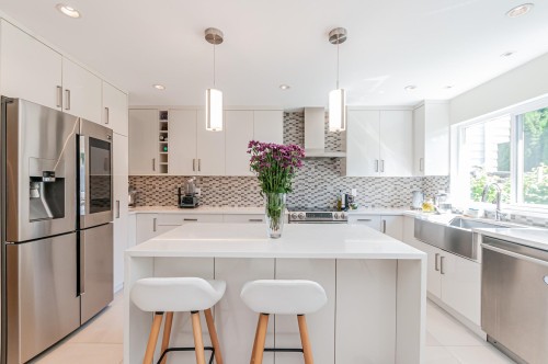 10280 Hollywell Drive, Richmond, BC - Indoor Photo Showing Kitchen With Upgraded Kitchen