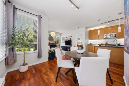 223-530 Raven Woods Drive, North Vancouver, BC - Indoor Photo Showing Dining Room