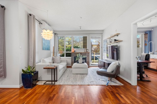 223-530 Raven Woods Drive, North Vancouver, BC - Indoor Photo Showing Living Room