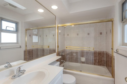 8468 Osler Street, Vancouver, BC - Indoor Photo Showing Bathroom