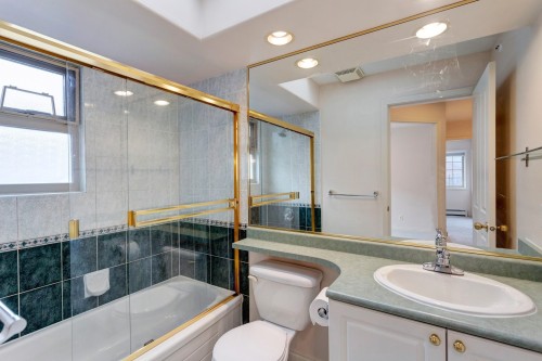 8468 Osler Street, Vancouver, BC - Indoor Photo Showing Bathroom