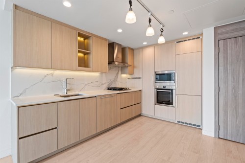4108-4890 Lougheed Highway, Burnaby, BC - Indoor Photo Showing Kitchen