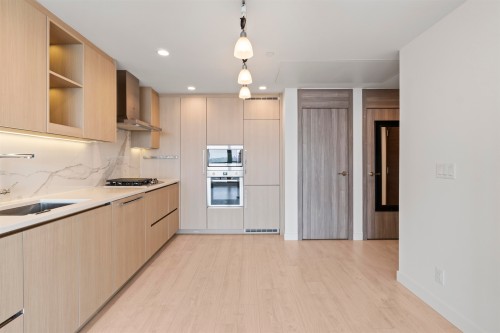4108-4890 Lougheed Highway, Burnaby, BC - Indoor Photo Showing Kitchen With Upgraded Kitchen