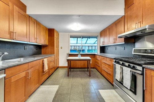 360 Keith Road, West Vancouver, BC - Indoor Photo Showing Kitchen