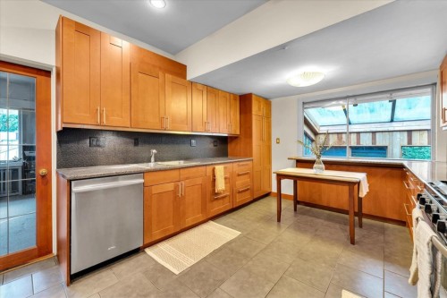 360 Keith Road, West Vancouver, BC - Indoor Photo Showing Kitchen