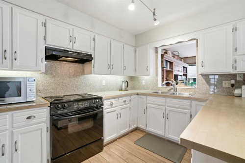 3580 Broadway Street, Richmond, BC - Indoor Photo Showing Kitchen With Double Sink