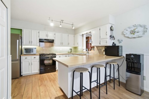 3580 Broadway Street, Richmond, BC - Indoor Photo Showing Kitchen With Upgraded Kitchen