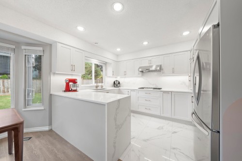 10540 Yarmish Drive, Richmond, BC - Indoor Photo Showing Kitchen
