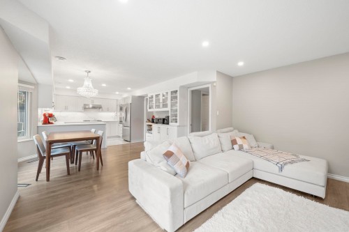 10540 Yarmish Drive, Richmond, BC - Indoor Photo Showing Living Room