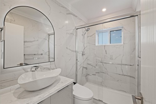 812 Montroyal Boulevard, North Vancouver, BC - Indoor Photo Showing Bathroom