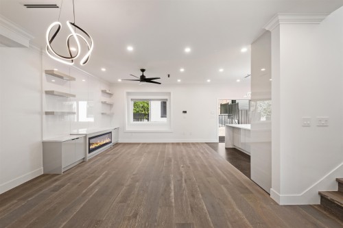 812 Montroyal Boulevard, North Vancouver, BC - Indoor With Fireplace