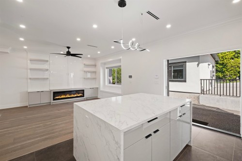 812 Montroyal Boulevard, North Vancouver, BC - Indoor Photo Showing Kitchen