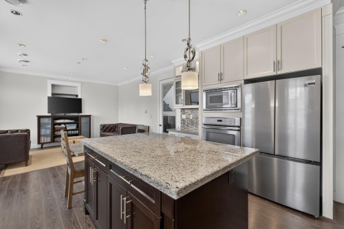 1010 55Th Avenue E, Vancouver, BC - Indoor Photo Showing Kitchen With Upgraded Kitchen