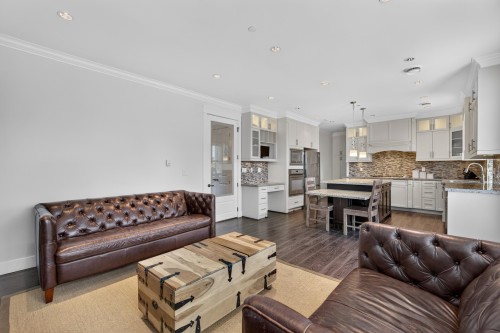 1010 55Th Avenue E, Vancouver, BC - Indoor Photo Showing Living Room