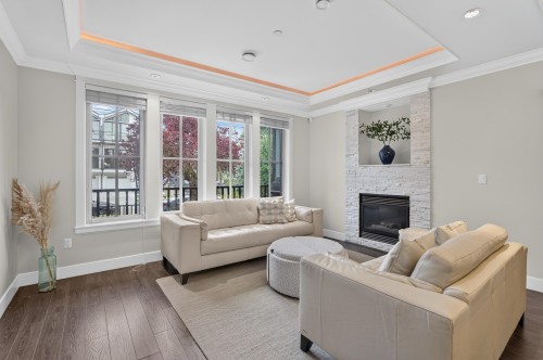1010 55Th Avenue E, Vancouver, BC - Indoor Photo Showing Living Room With Fireplace