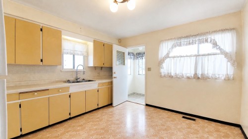 2748 6Th Avenue E, Vancouver, BC - Indoor Photo Showing Kitchen With Double Sink