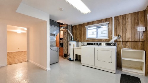 2748 6Th Avenue E, Vancouver, BC - Indoor Photo Showing Laundry Room