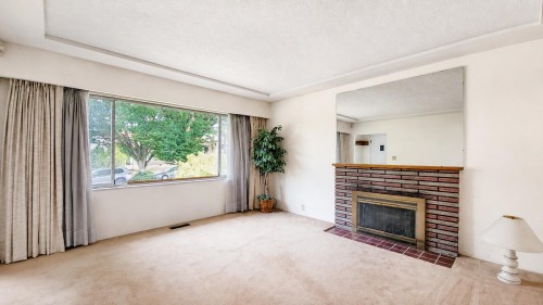 2748 6Th Avenue E, Vancouver, BC - Indoor Photo Showing Living Room With Fireplace