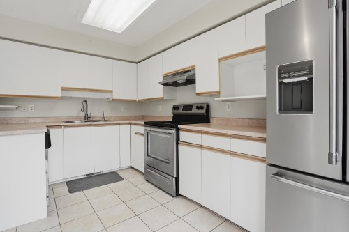 45-4756 62 Street, Delta, BC - Indoor Photo Showing Kitchen With Double Sink