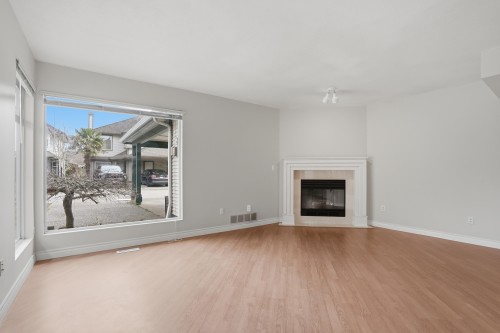 45-4756 62 Street, Delta, BC - Indoor Photo Showing Living Room With Fireplace