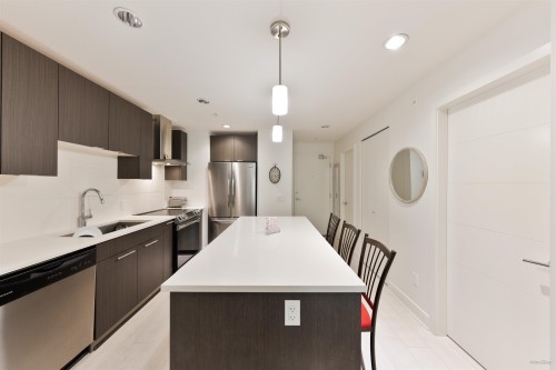 205-733 3Rd Street W, North Vancouver, BC - Indoor Photo Showing Living Room