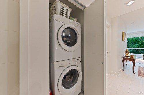 205-733 3Rd Street W, North Vancouver, BC - Indoor Photo Showing Bathroom