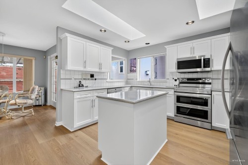 38 Timbercrest Drive, Port Moody, BC - Indoor Photo Showing Kitchen