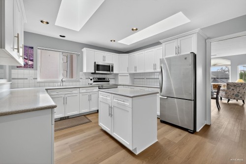 38 Timbercrest Drive, Port Moody, BC - Indoor Photo Showing Kitchen