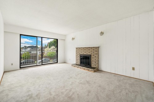 2539 34Th Avenue E, Vancouver, BC - Indoor Photo Showing Living Room With Fireplace