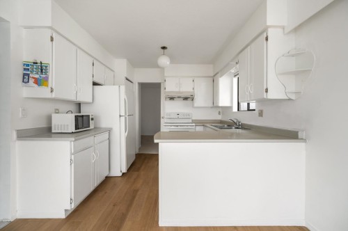 2539 34Th Avenue E, Vancouver, BC - Indoor Photo Showing Kitchen With Double Sink