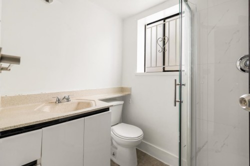 2539 34Th Avenue E, Vancouver, BC - Indoor Photo Showing Bathroom