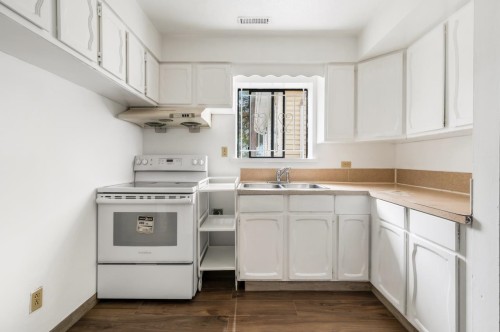 2539 34Th Avenue E, Vancouver, BC - Indoor Photo Showing Kitchen With Double Sink