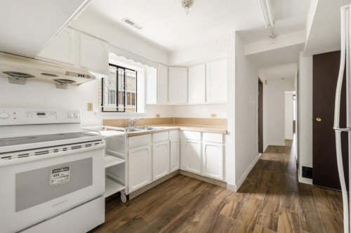 2539 34Th Avenue E, Vancouver, BC - Indoor Photo Showing Kitchen With Double Sink