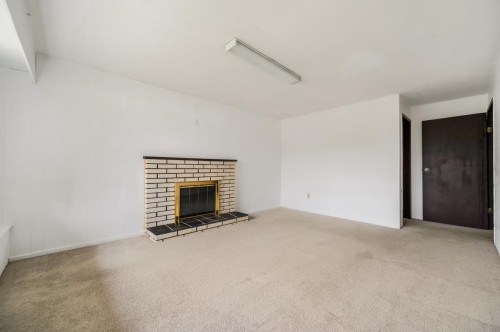 2539 34Th Avenue E, Vancouver, BC - Indoor With Fireplace