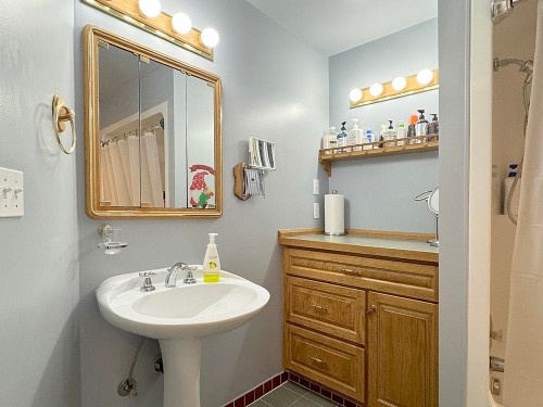 8140 Lucas Road, Richmond, BC - Indoor Photo Showing Bathroom