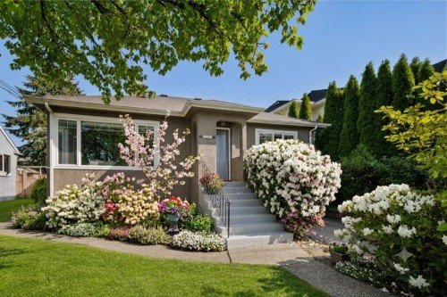 306 Ninth Avenue  New Westminster, BC V3L 2A1
