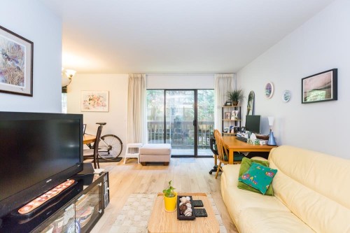9110 Centaurus Circle, Burnaby, BC - Indoor Photo Showing Living Room
