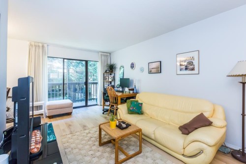 9110 Centaurus Circle, Burnaby, BC - Indoor Photo Showing Living Room