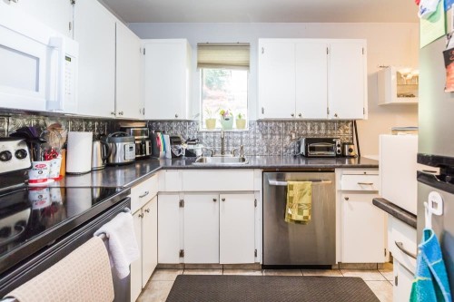 9110 Centaurus Circle, Burnaby, BC - Indoor Photo Showing Kitchen