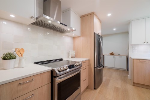 1139 Heritage Boulevard, North Vancouver, BC - Indoor Photo Showing Kitchen