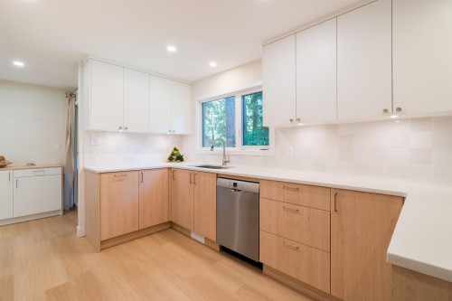 1139 Heritage Boulevard, North Vancouver, BC - Indoor Photo Showing Kitchen