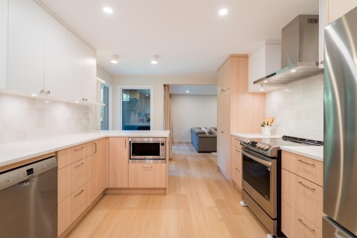 1139 Heritage Boulevard, North Vancouver, BC - Indoor Photo Showing Kitchen With Upgraded Kitchen