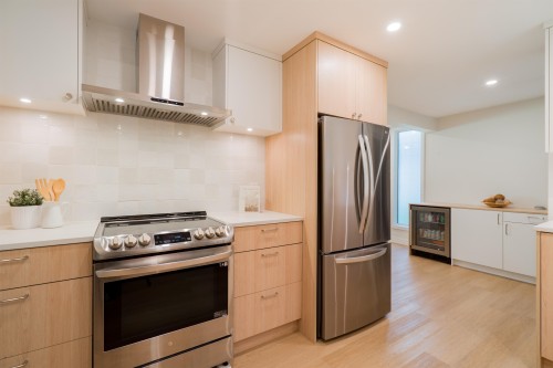 1139 Heritage Boulevard, North Vancouver, BC - Indoor Photo Showing Kitchen