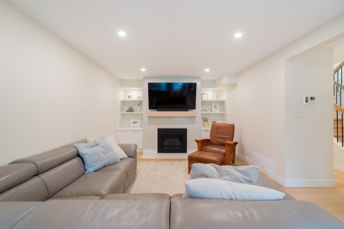 1139 Heritage Boulevard, North Vancouver, BC - Indoor Photo Showing Living Room With Fireplace