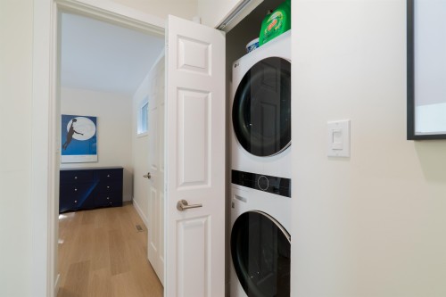 1139 Heritage Boulevard, North Vancouver, BC - Indoor Photo Showing Laundry Room