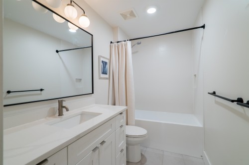 1139 Heritage Boulevard, North Vancouver, BC - Indoor Photo Showing Bathroom