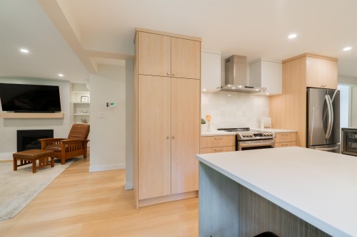 1139 Heritage Boulevard, North Vancouver, BC - Indoor Photo Showing Kitchen With Upgraded Kitchen